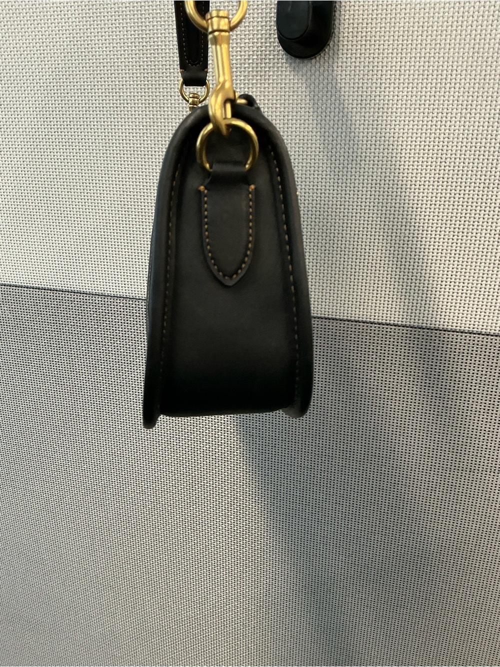 Coach Swinger Bag Black Leather Shoulder & Crossbody Bag with Gold Turnlock - Picture 8 of 10